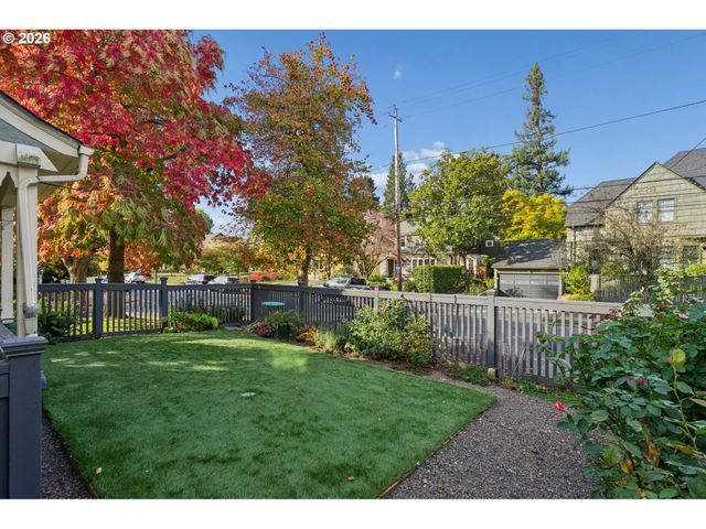 2807 Ne BRAZEE St, Portland, OR 97212