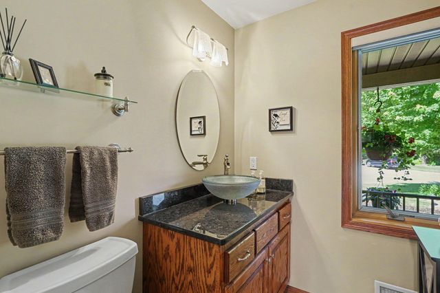 7016 Beacon Circle, Eden Prairie, MN 55346