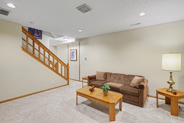 7016 Beacon Circle, Eden Prairie, MN 55346