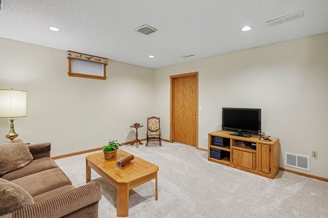 7016 Beacon Circle, Eden Prairie, MN 55346