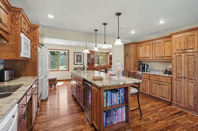 7016 Beacon Circle, Eden Prairie, MN 55346
