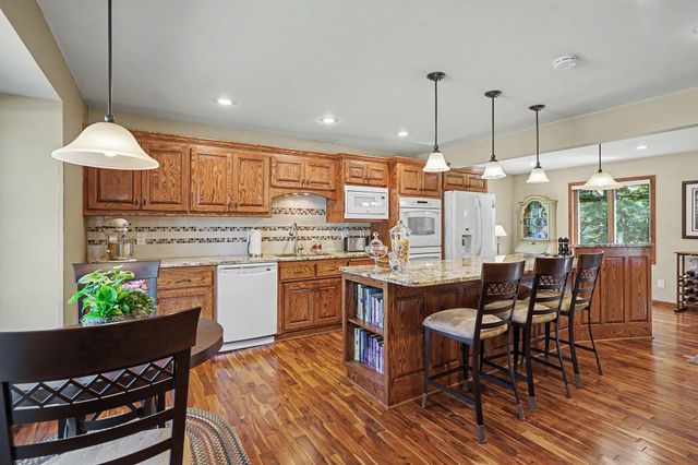 7016 Beacon Circle, Eden Prairie, MN 55346