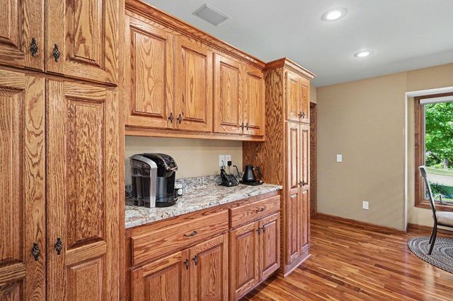 7016 Beacon Circle, Eden Prairie, MN 55346