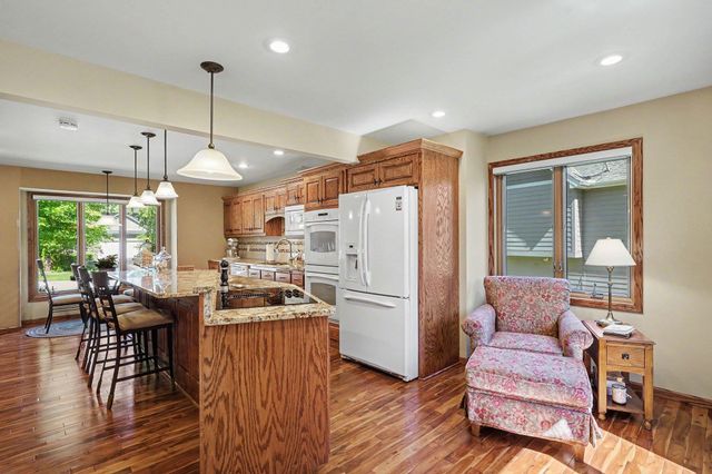 7016 Beacon Circle, Eden Prairie, MN 55346