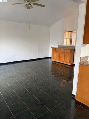 9024 Olive St, Oakland, CA 94603