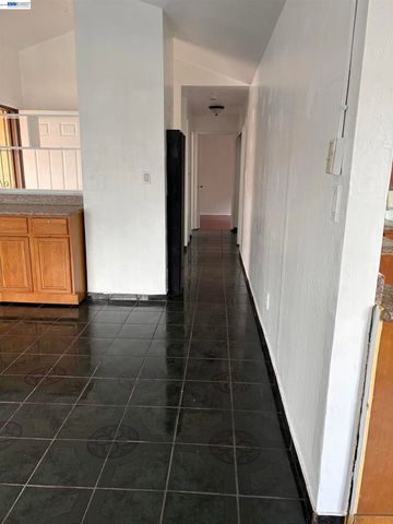 9024 Olive St, Oakland, CA 94603