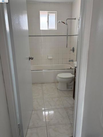 9024 Olive St, Oakland, CA 94603