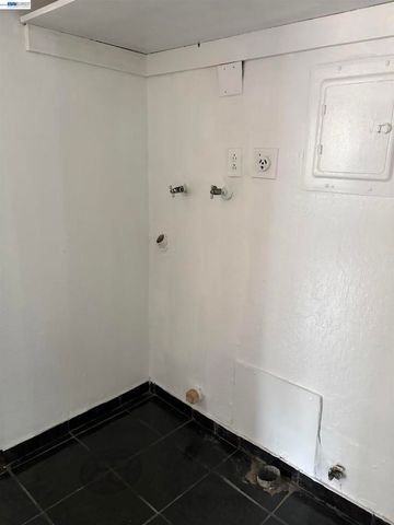 9024 Olive St, Oakland, CA 94603