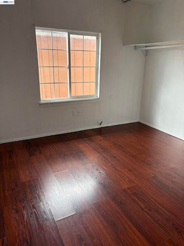 9024 Olive St, Oakland, CA 94603