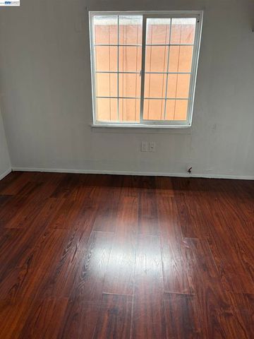 9024 Olive St, Oakland, CA 94603
