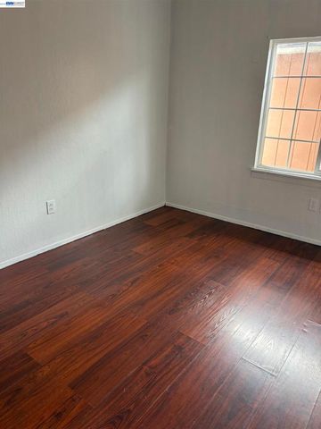 9024 Olive St, Oakland, CA 94603