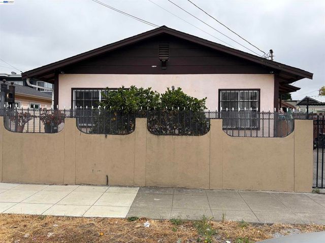 9024 Olive St, Oakland, CA 94603