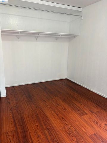 9024 Olive St, Oakland, CA 94603
