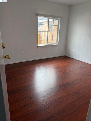 9024 Olive St, Oakland, CA 94603