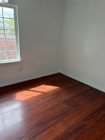 9024 Olive St, Oakland, CA 94603