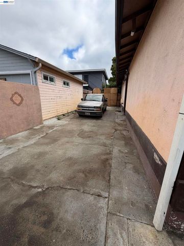 9024 Olive St, Oakland, CA 94603