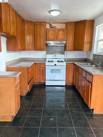 9024 Olive St, Oakland, CA 94603