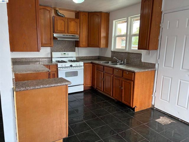 9024 Olive St, Oakland, CA 94603