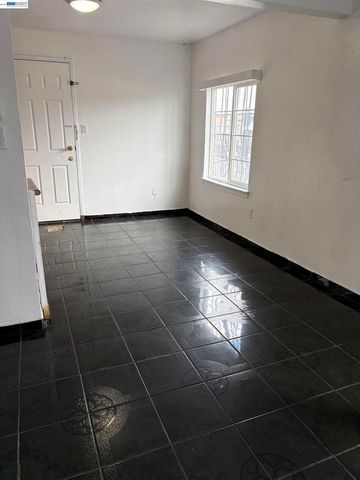 9024 Olive St, Oakland, CA 94603