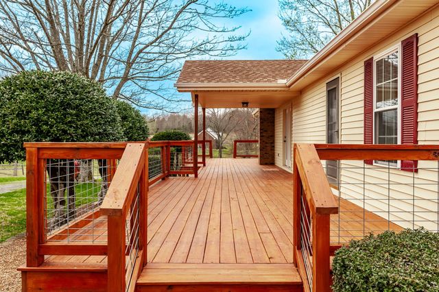 410 Frog Pond Cemetery Rd, Lafayette, TN 37083