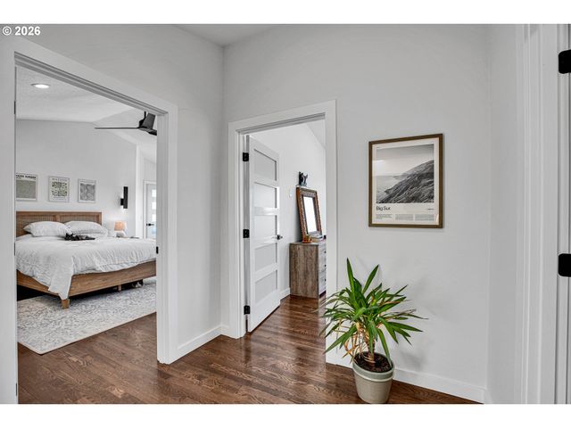 1240 Sw CARDINELL Way, Portland, OR 97201