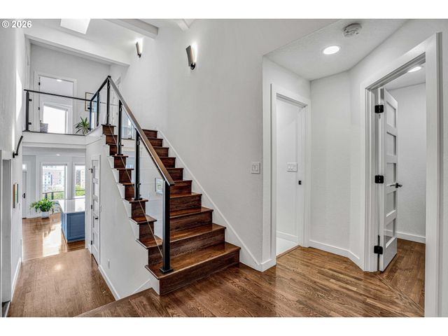 1240 Sw CARDINELL Way, Portland, OR 97201