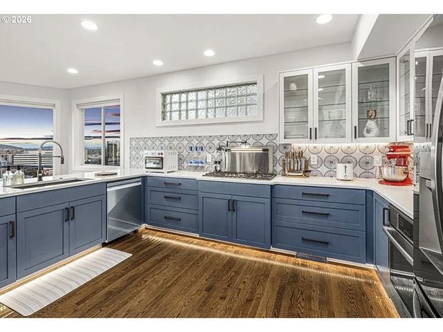 1240 Sw CARDINELL Way, Portland, OR 97201