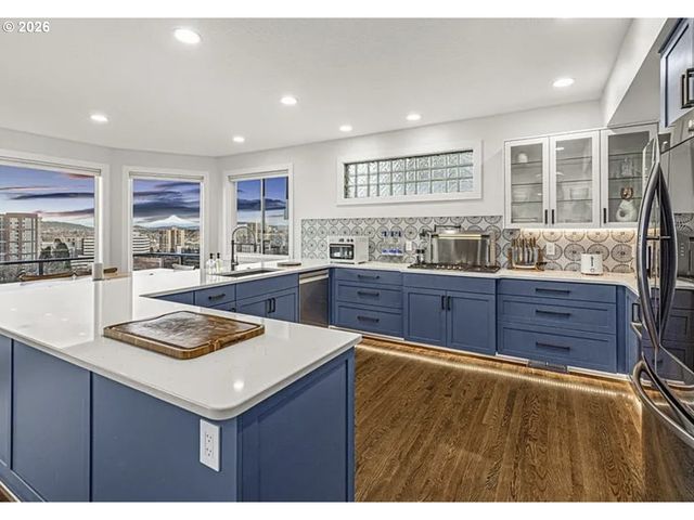 1240 Sw CARDINELL Way, Portland, OR 97201
