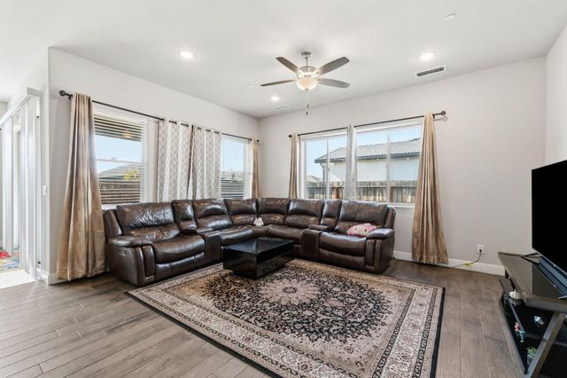 2721 N Armstrong Avenue, Fresno, CA 93727