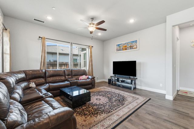 2721 N Armstrong Avenue, Fresno, CA 93727