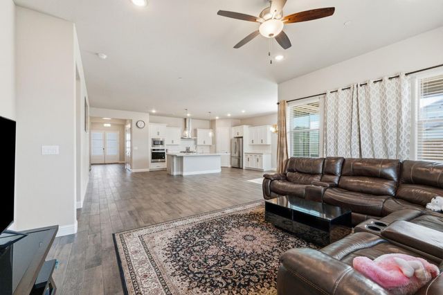 2721 N Armstrong Avenue, Fresno, CA 93727