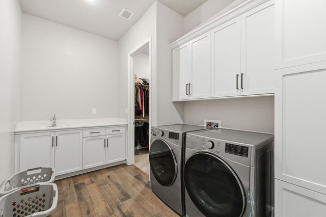 2721 N Armstrong Avenue, Fresno, CA 93727