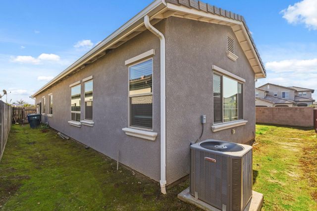 2721 N Armstrong Avenue, Fresno, CA 93727