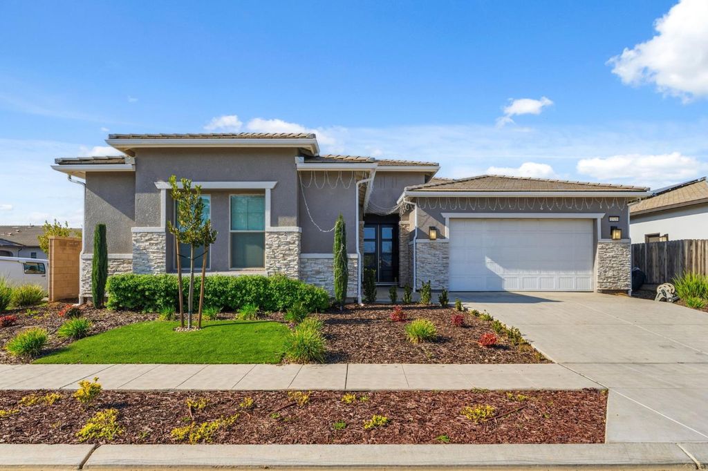 Image 1 of property listing at 2721 N Armstrong Avenue, Fresno, CA 93727