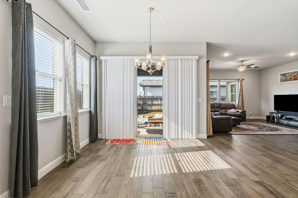 Image 13 of property listing at 2721 N Armstrong Avenue, Fresno, CA 93727