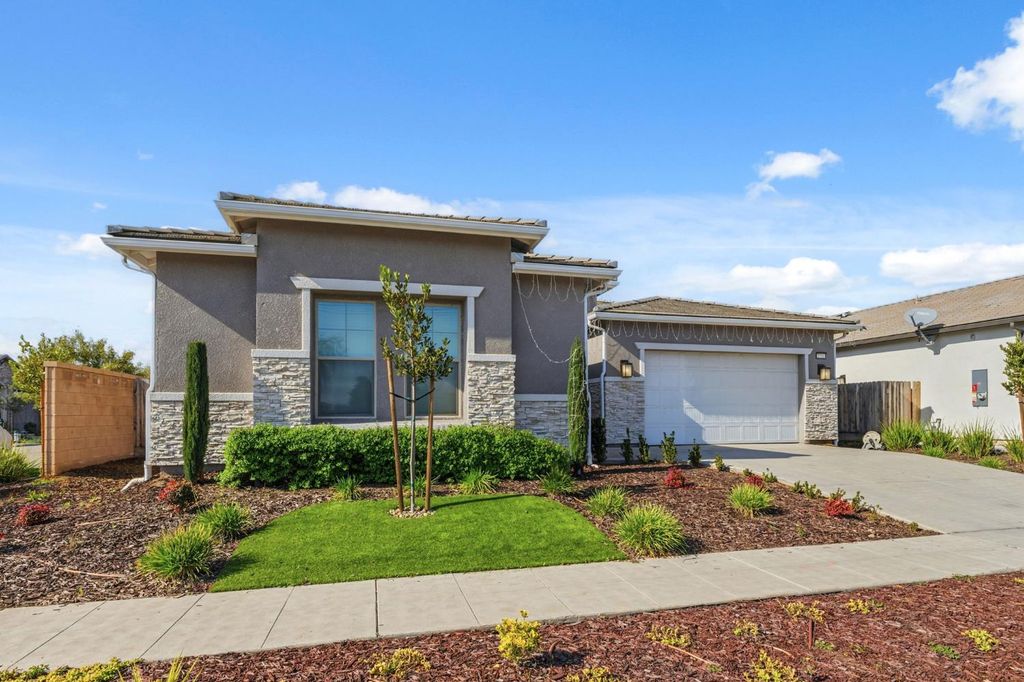 Image 2 of property listing at 2721 N Armstrong Avenue, Fresno, CA 93727