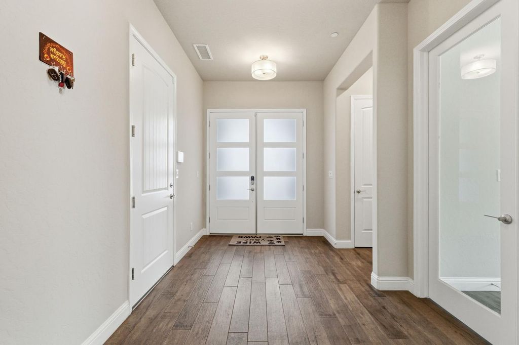 Image 5 of property listing at 2721 N Armstrong Avenue, Fresno, CA 93727