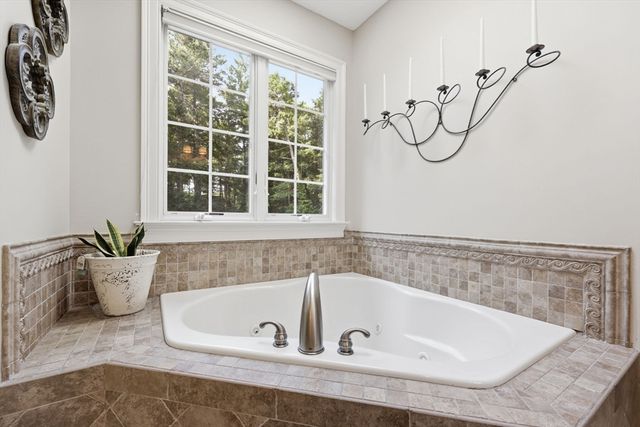 8 Lexington Circle, Southwick, MA 01077