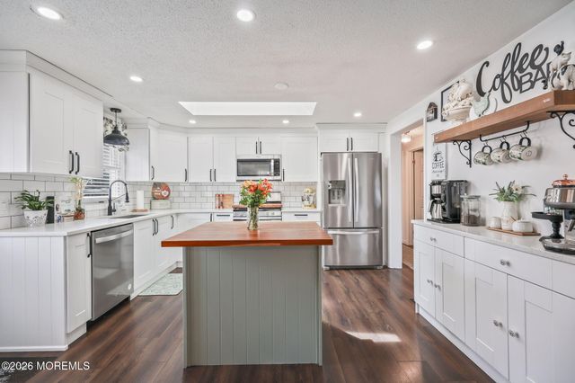 1 Parkview Way, Englishtown, NJ 07726