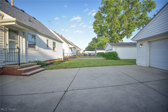 18400 Rockland Avenue, Cleveland, OH 44135