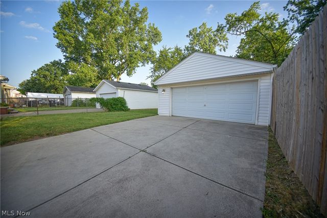 18400 Rockland Avenue, Cleveland, OH 44135