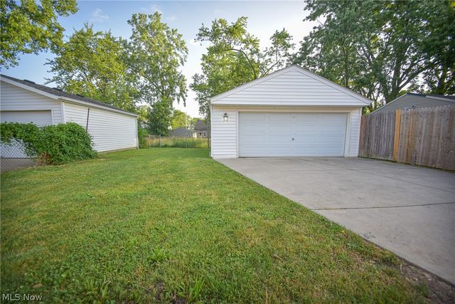 18400 Rockland Avenue, Cleveland, OH 44135