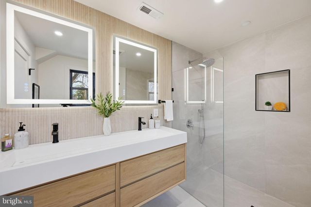 9200 CEDAR LN, Bethesda, MD 20814