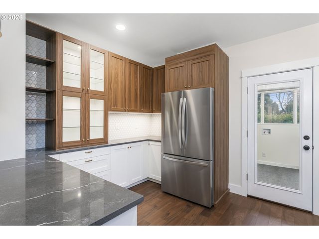 8130 Se MADISON St, Portland, OR 97215