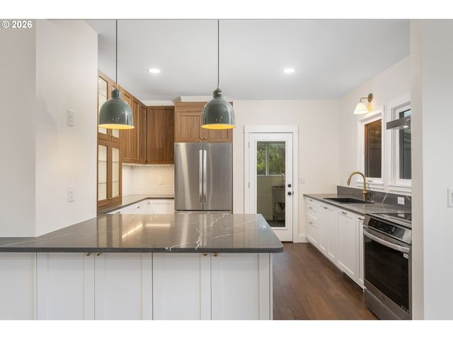 8130 Se MADISON St, Portland, OR 97215