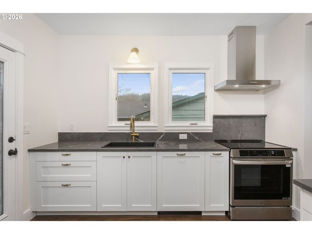 8130 Se MADISON St, Portland, OR 97215