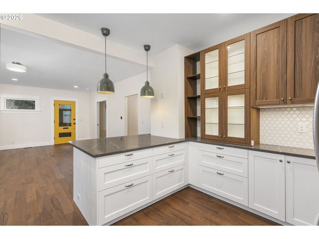 8130 Se MADISON St, Portland, OR 97215