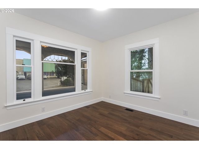 8130 Se MADISON St, Portland, OR 97215