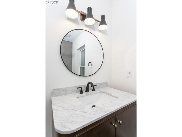 8130 Se MADISON St, Portland, OR 97215