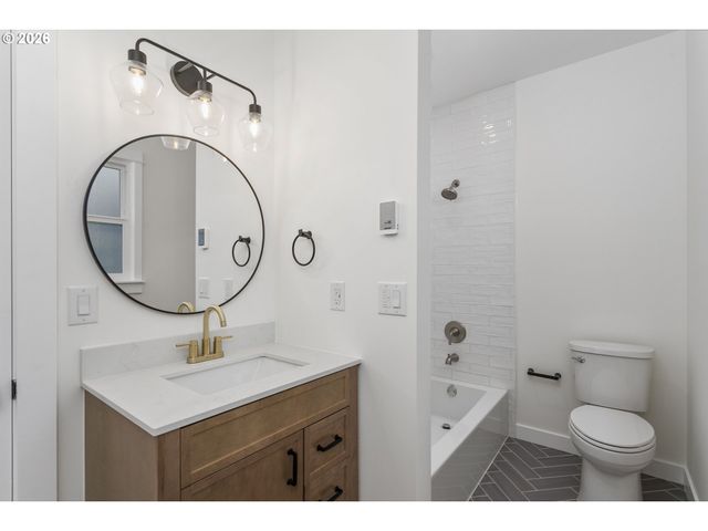 8130 Se MADISON St, Portland, OR 97215